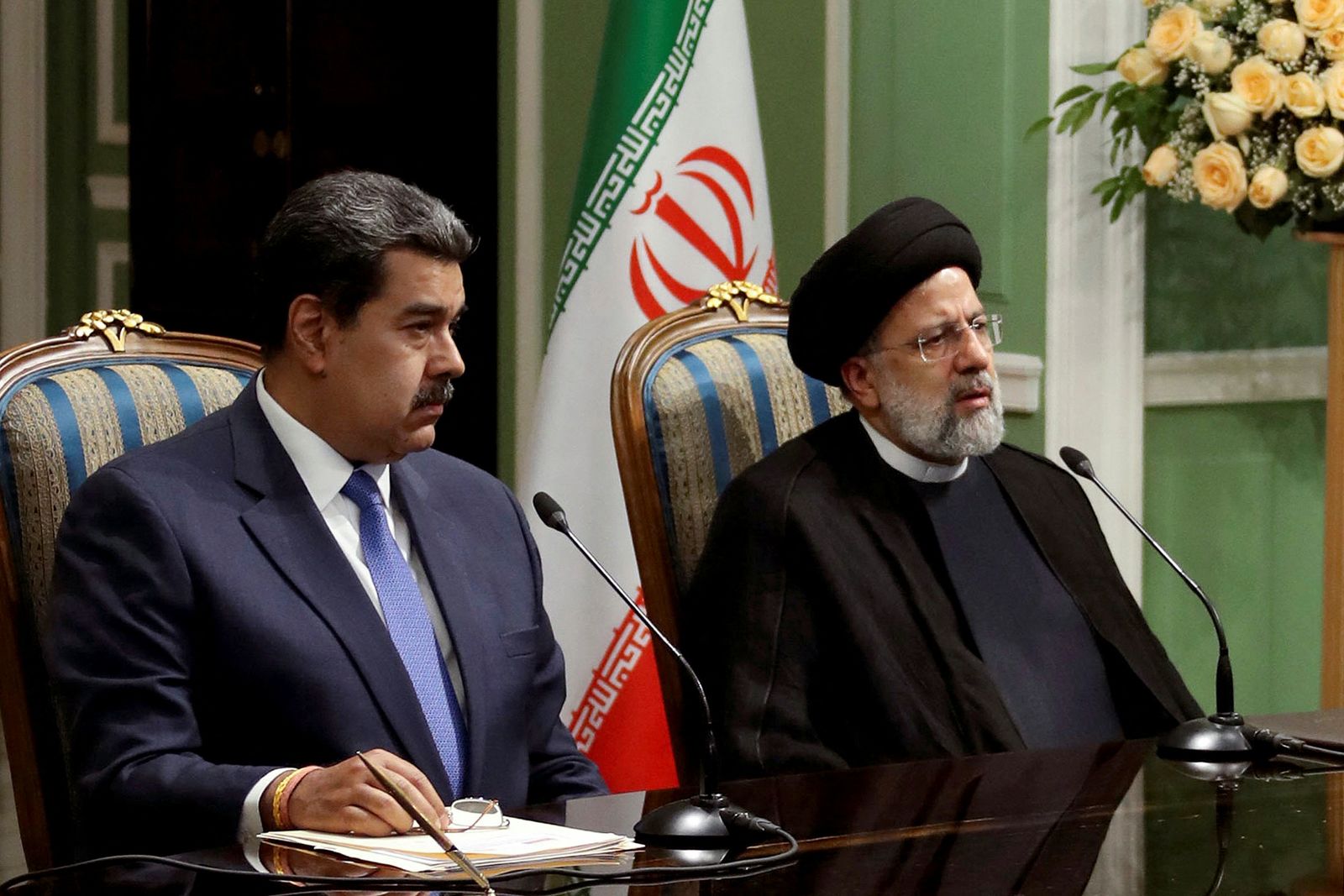 الرئيس الإيراني إبراهيم رئيسي بجانب نظيره الفنزويلي نيكولاس مادورو - 11 يونيو 2022 - REUTERS