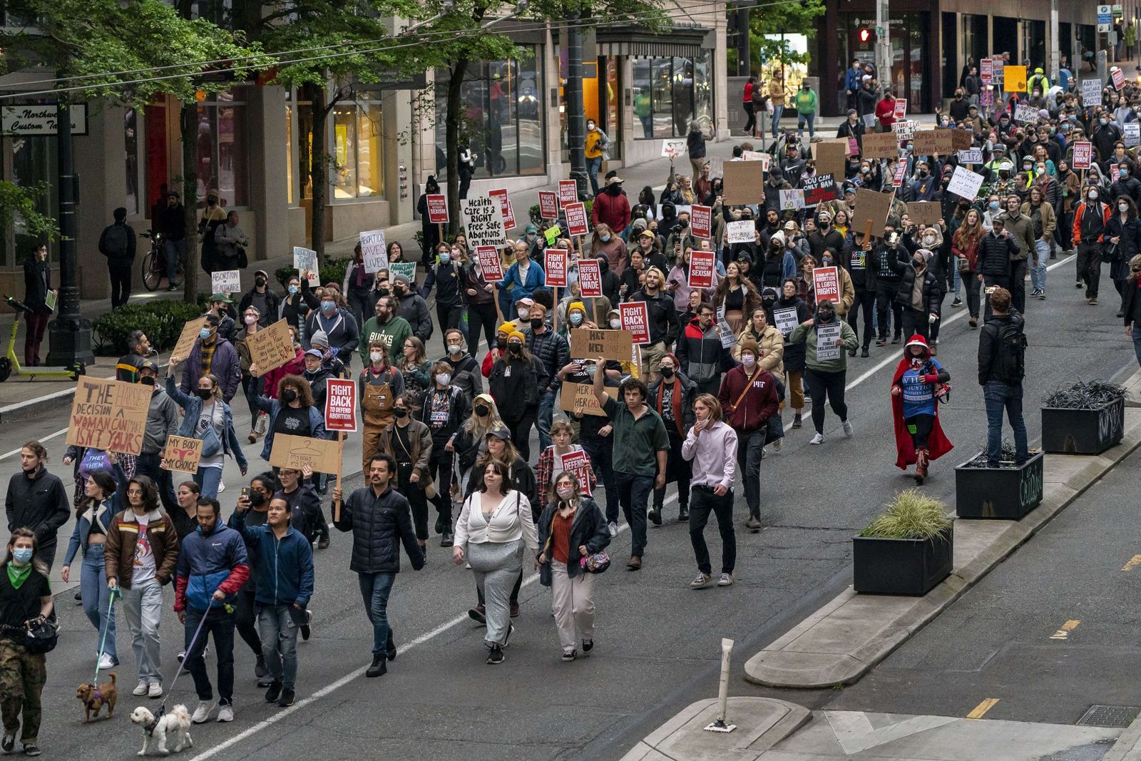 متظاهرون يحتجون ضد مشروع قرار للمحكمة العليا الأميركية يُقيِّد الإجهاض في الولايات المتحدة، كاليفورنيا– 3 مايو 2022 - AFP