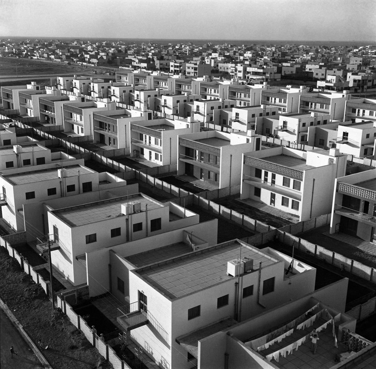 مكتب مشروع إسكان باليرموك في بغداد عام 1962. - the Arab Image Foundation