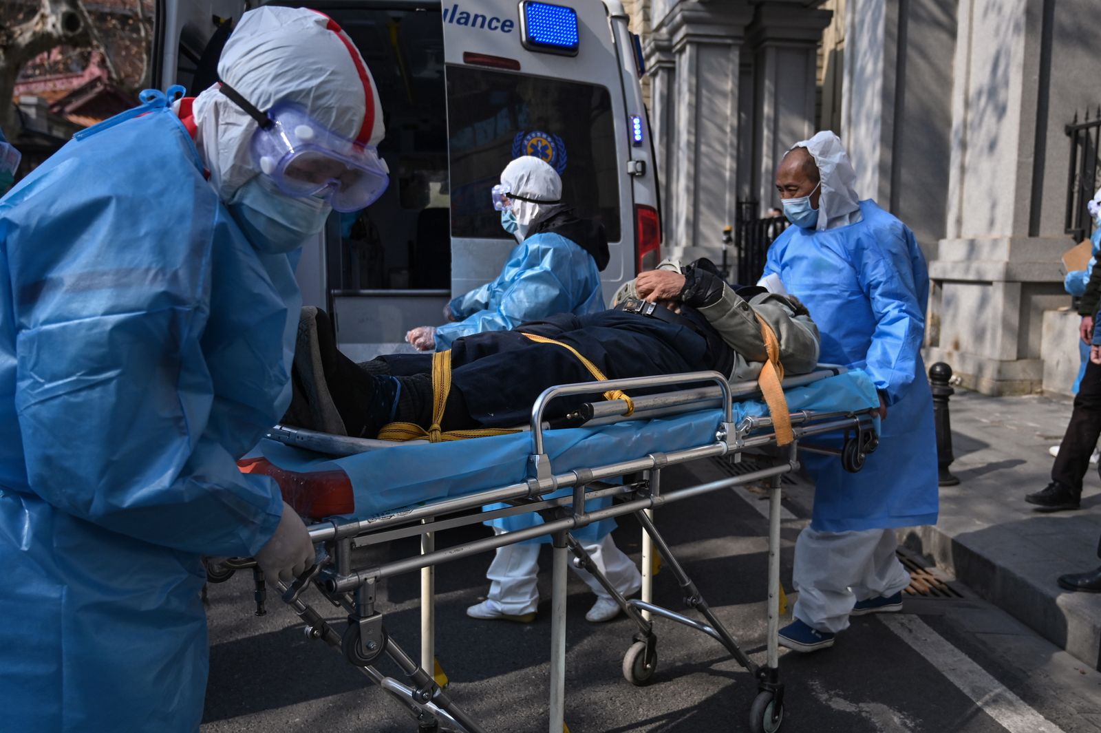 أحد المصابين بفيروس كورونا خلال نقله إلى المستشفى في ووهان بالصين 30 يناير 2020. - AFP