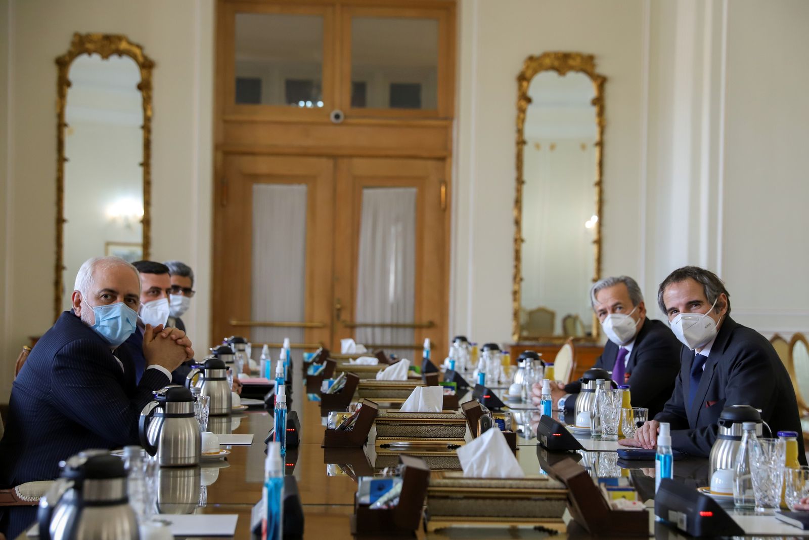 لقاء يجمع المدير العام للوكالة الدولية للطاقة الذرية رافائيل غروسي مع وزير الخارجية الإيرانية جواد ظريف - VIA REUTERS