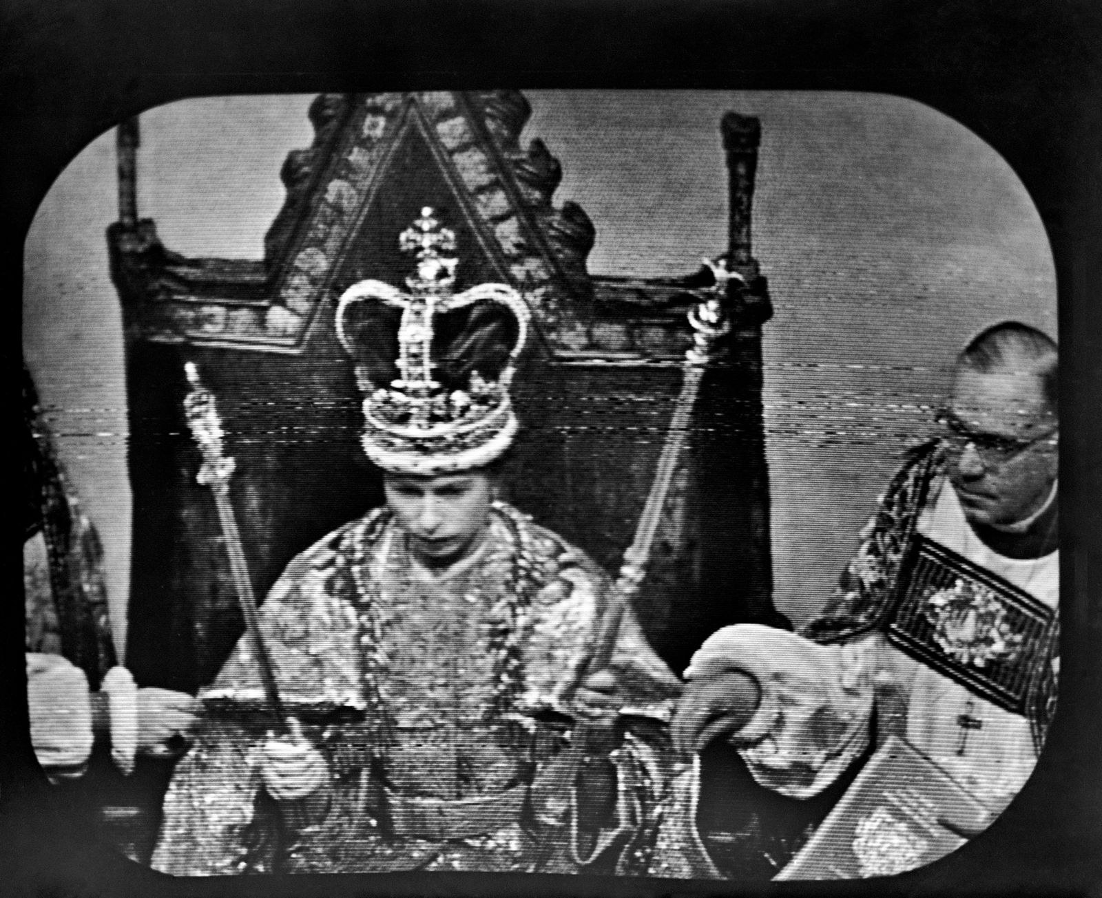 صورة من تتويج الملكة إليزابيث في التلفزيون. - royal.uk