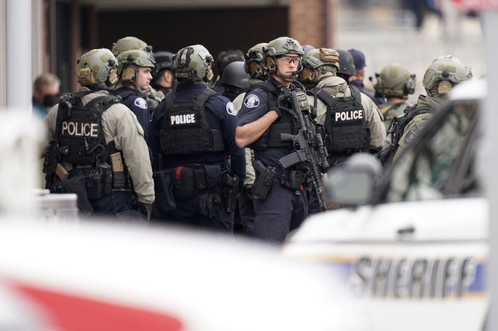 عناصر الشرطة في مدينة بولدر بولاية كولورادو في أعقاب حادث إطلاق النار الذي راح ضحيته 10 أشخاص من بينهم ضابط شرطة - 23 مارس 2021 - AP Photo/David Zalubowski
