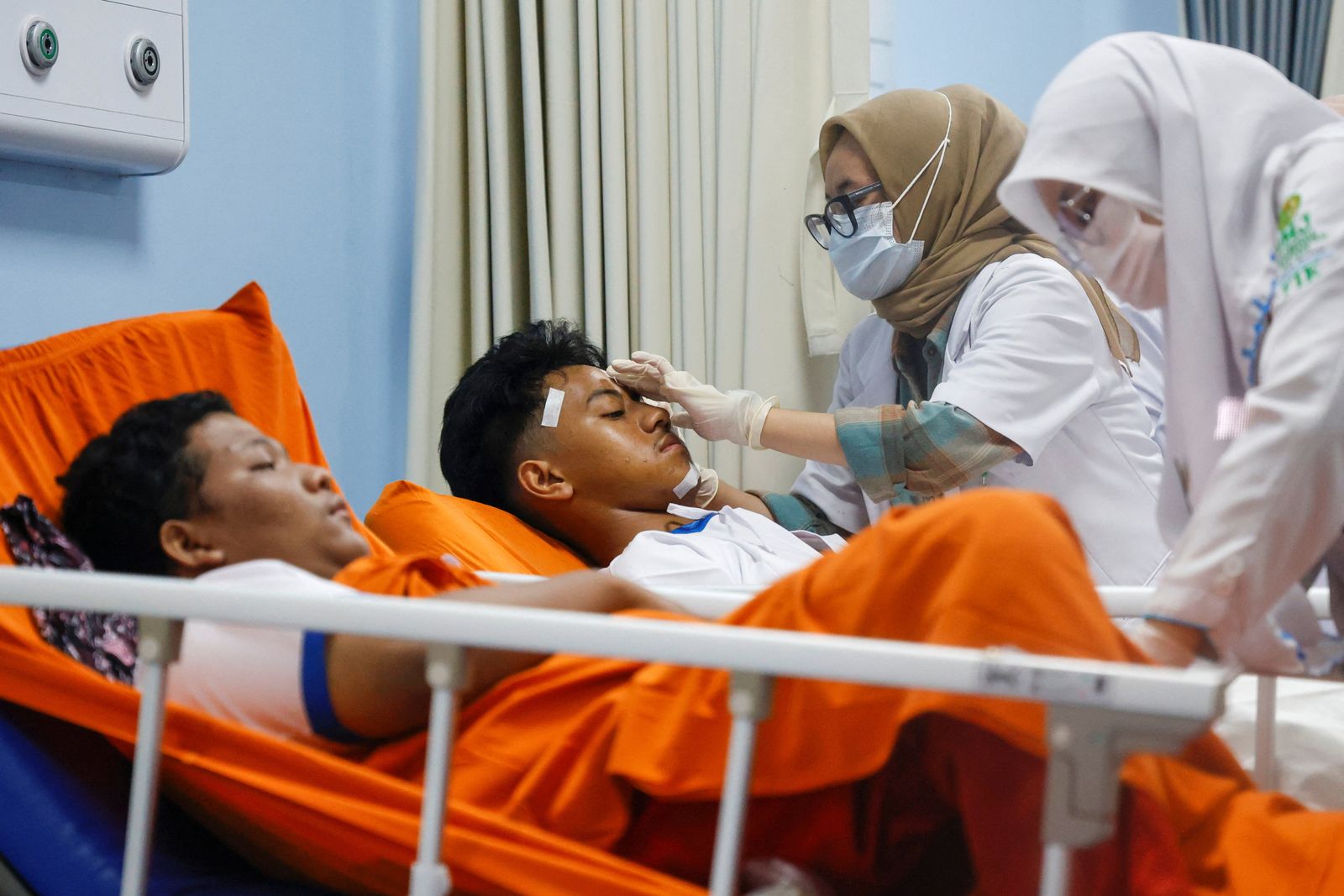 Medical workers treat injured students at Jakarta Islamic hospital after an explosion occurred during Friday prayers at a mosque inside a school complex in Jakarta, Indonesia, November 7, 2025. REUTERS/Ajeng Dinar Ulfiana