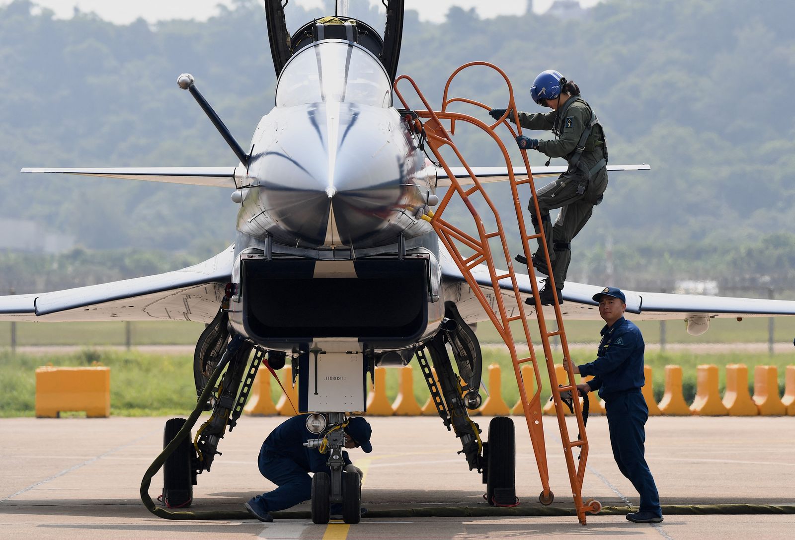 طيارة تخرج من قمرة القيادة لطائرة J-10 التابعة لشركة Chengdu Aircraft Corporation للقوات الجوية لجيش التحرير الشعبي الصيني - 28 سبتمبر 2021. - AFP