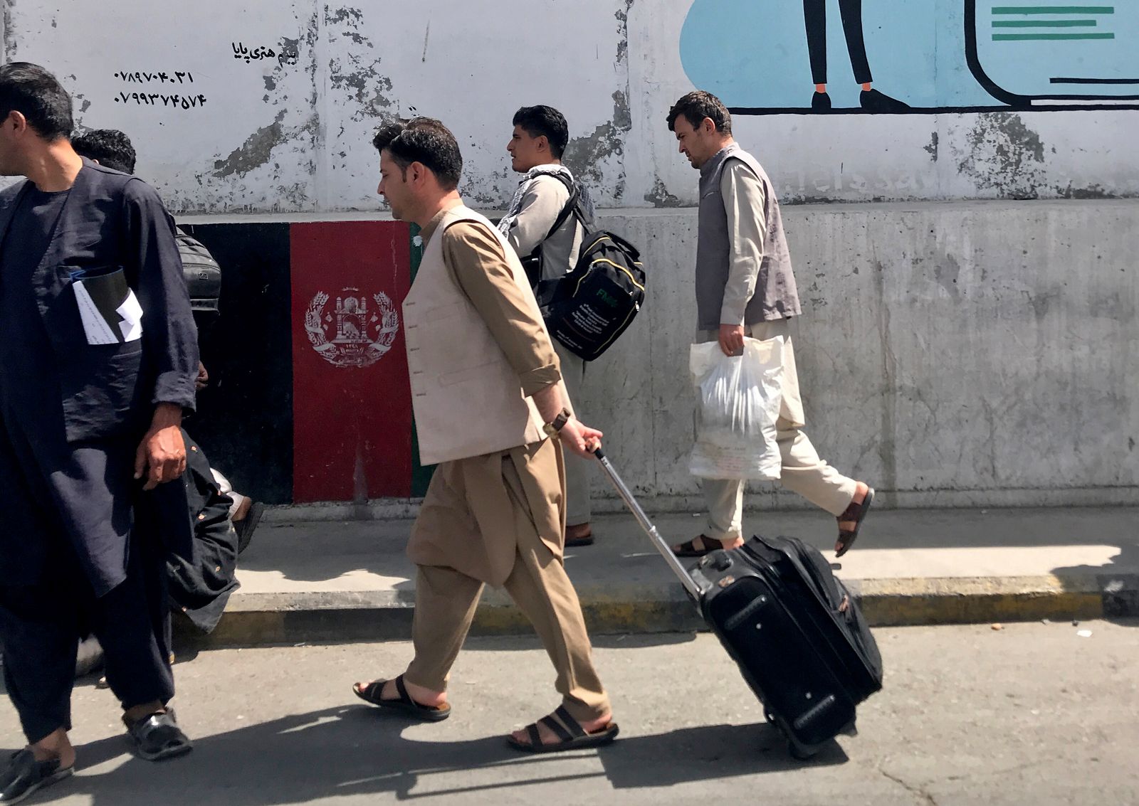 موانون أفغان باتجاه مطار كابول - REUTERS