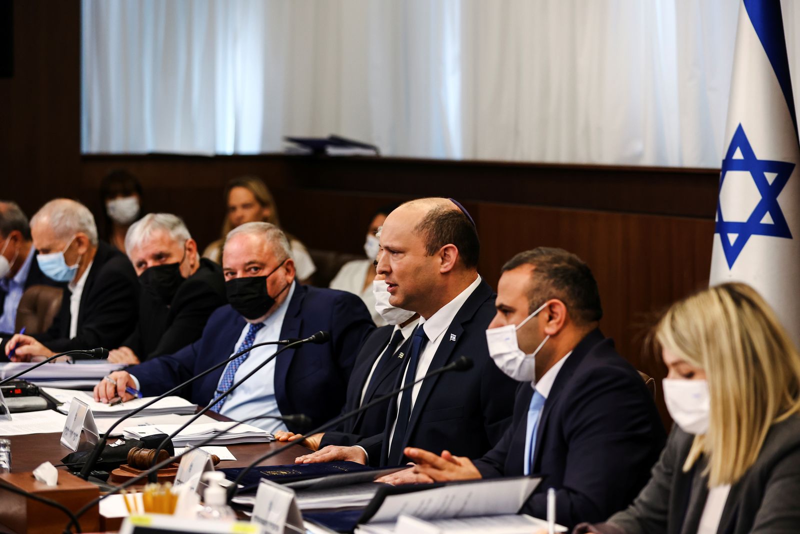 رئيس الوزراء الإسرائيلي نفتالي بينيت يحضر جلسة لمجلس الوزراء في مكتب رئيس الوزراء في القدس. 10 أبريل 2022 - REUTERS