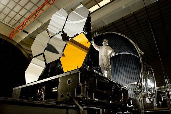 مهندس يفحص عدسات تلسكوب 