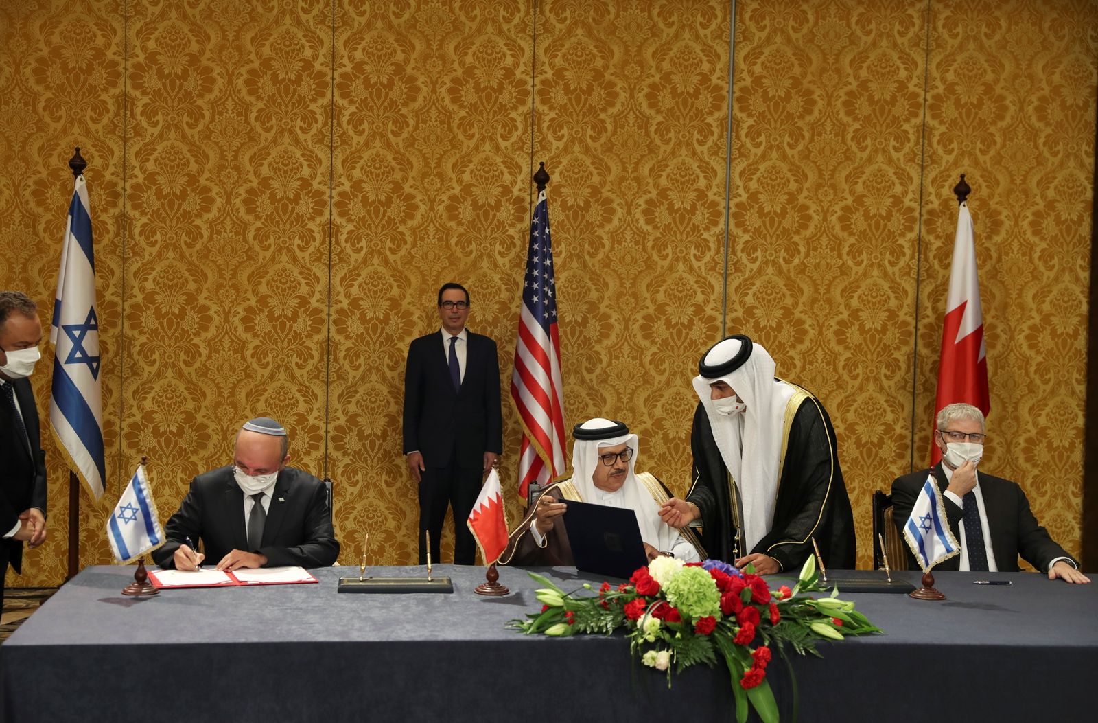 مستشار الأمن القومي الإسرائيلي مائير بن شبات ووزير الخارجية البحريني عبد اللطيف الزياني بعد توقيع اتفاق في المنامة بالبحرين، 18 أكتوبر 2020 - REUTERS