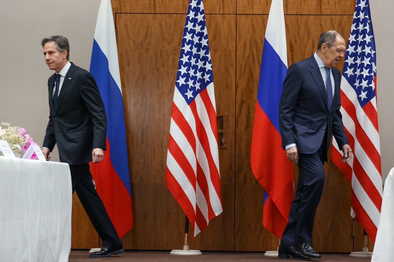 وزير الخارجية الأميركي أنتوني بلينكن ونظيره الروسي سيرجي لافروف ينتقلان إلى مقعديهما قبل اجتماعهما في جنيف، سويسرا- 21 يناير 2022. - via REUTERS