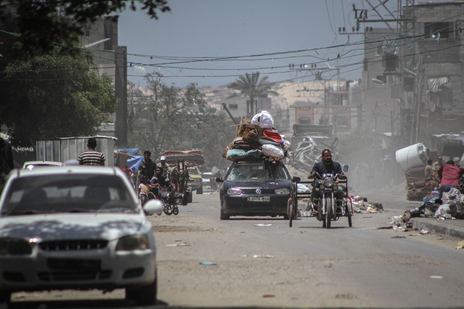 Displaced Palestinians flee the center of Rafah, Gaza, on Thursday, May 9, 2024. Israeli Prime Minister�Benjamin Netanyahu said Israel must go into Rafah to finish off the remaining battalions of Hamas, the US-designated terrorist group that killed 1,200 Israelis and kidnapped about 250 last Oct. 7. Photographer: Ahmad Salem/Bloomberg