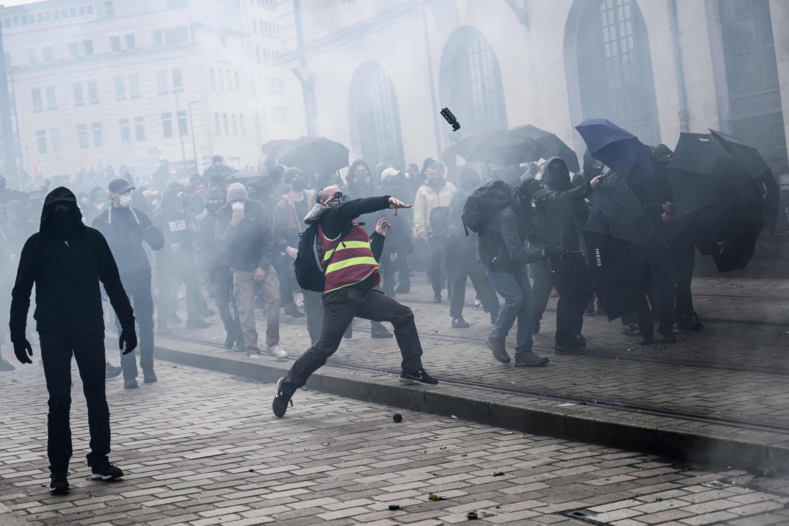 Protestors clash with anti-riot police officers during a rally on a nationwide action day, a week after the government pushed a pensions reform through parliament without a vote, using the article 49.3 of the constitution, in Nantes, western France, on March 23, 2023. - French President defiantly vowed to push through a controversial pensions reform on March 22, 2023, saying he was prepared to accept unpopularity in the face of sometimes violent protests. (Photo by LOIC VENANCE / AFP) - AFP