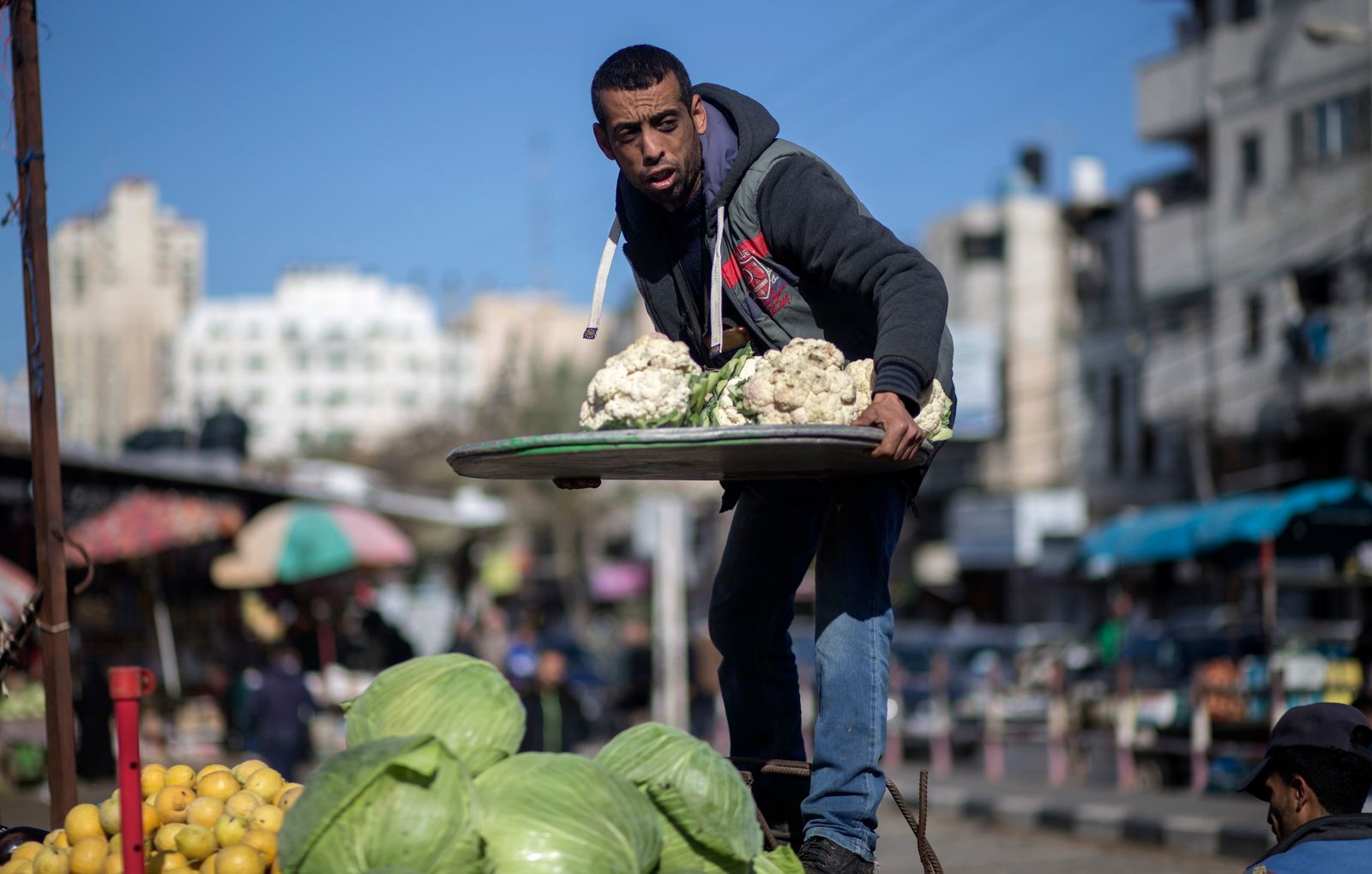 بائع خضروات فلسطيني في سوق شعبي في مدينة غزة . 13 فبراير  2018. - AFP