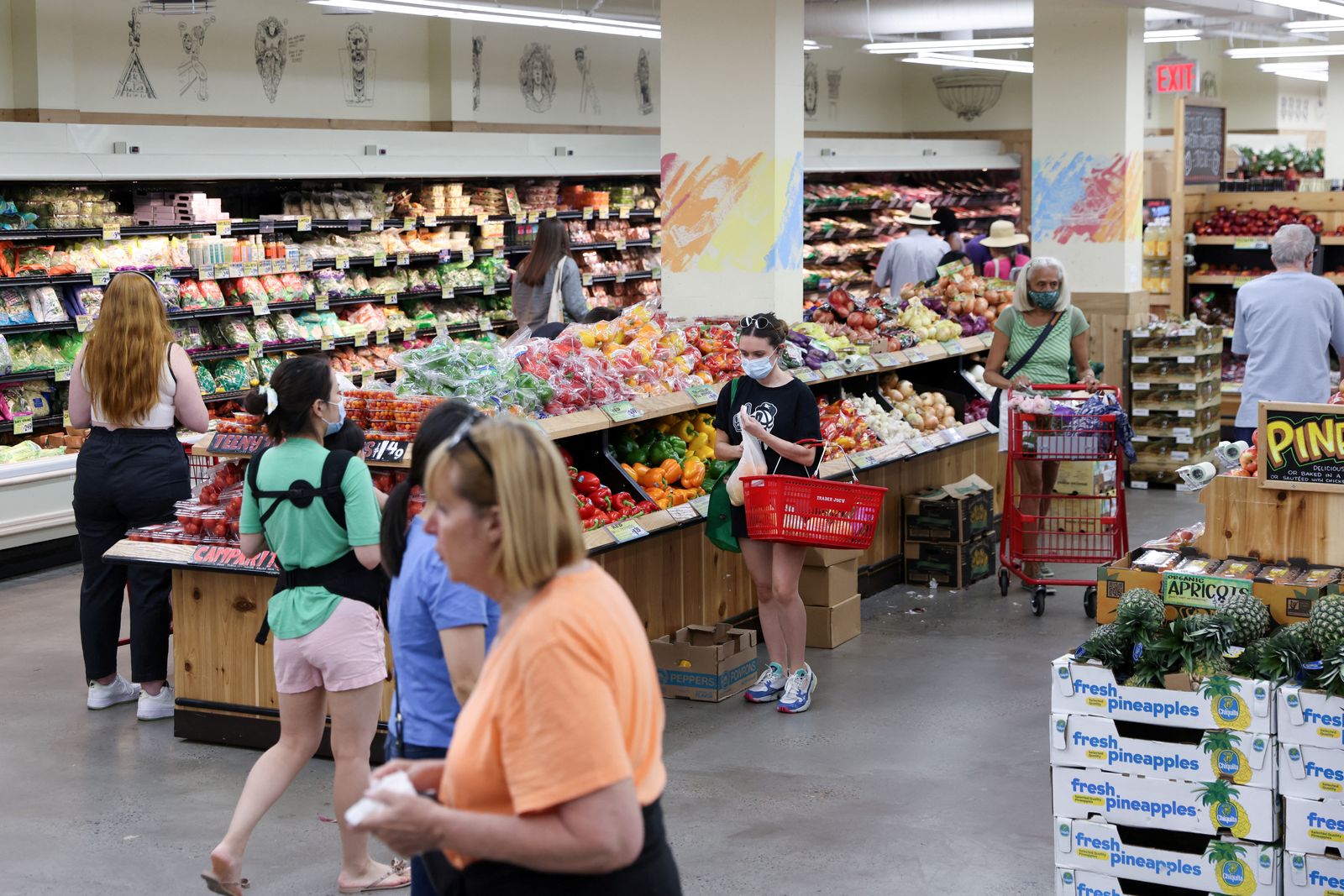 أشخاص يتسوقون في سوبر ماركت مع تأثير التضخم على الأسعار في مانهاتن بمدينة نيويورك، 10 يونيو 2022 - REUTERS