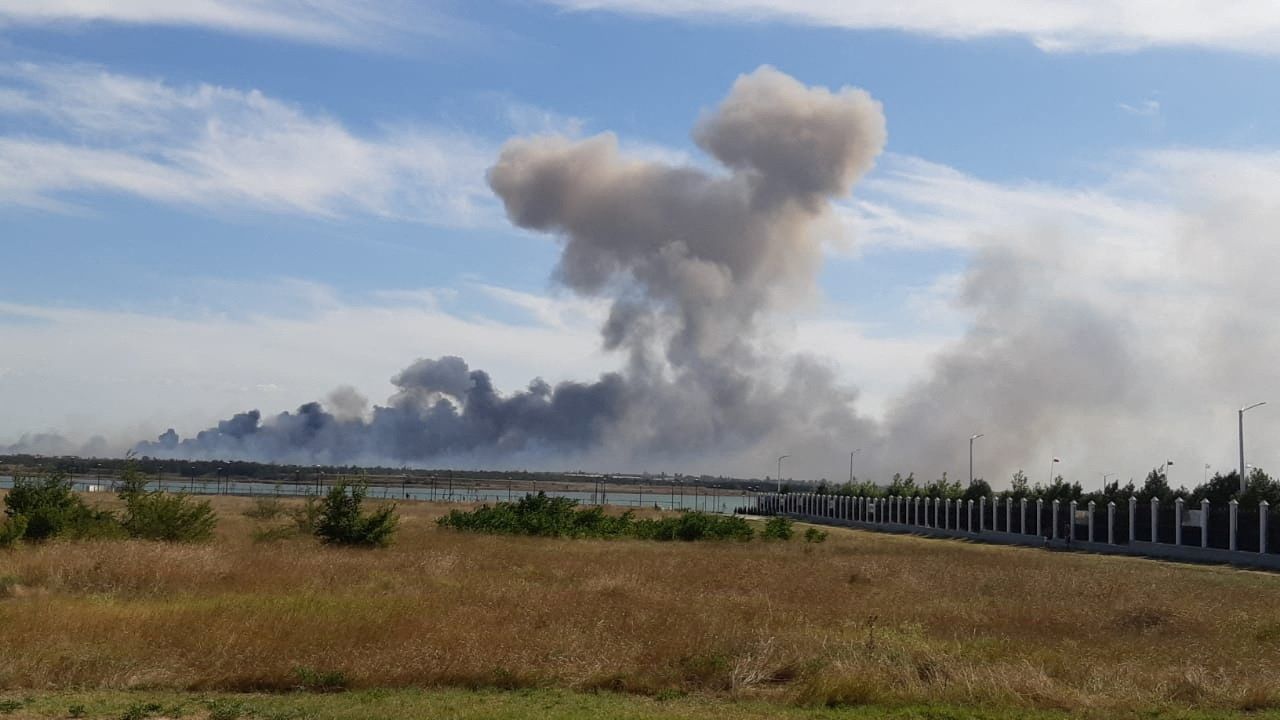 دخان يتصاعد عقب انفجار ذخيرة قرب قاعدة جوية روسية في نوفوفيودوروفكا بشبة جزيرة القرم - 9 أغسطس 2022 - REUTERS