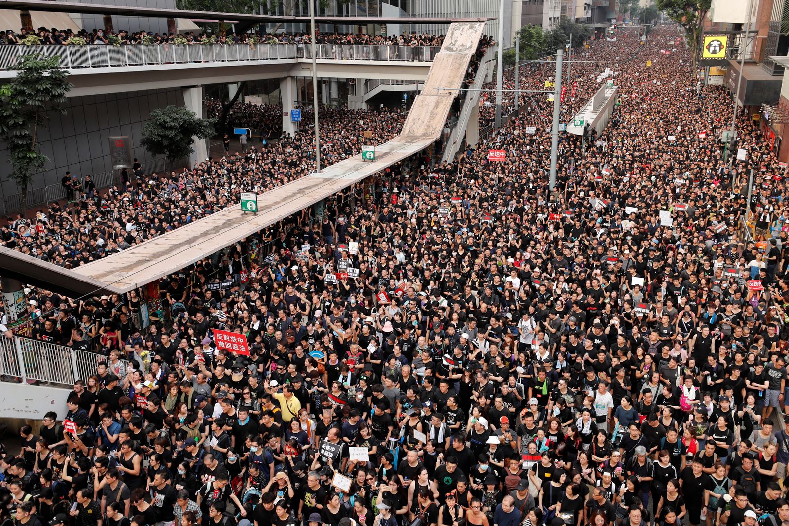 متظاهرون مؤيّدون للديمقراطية في هونغ كونغ، 16 يونيو 2019 - REUTERS