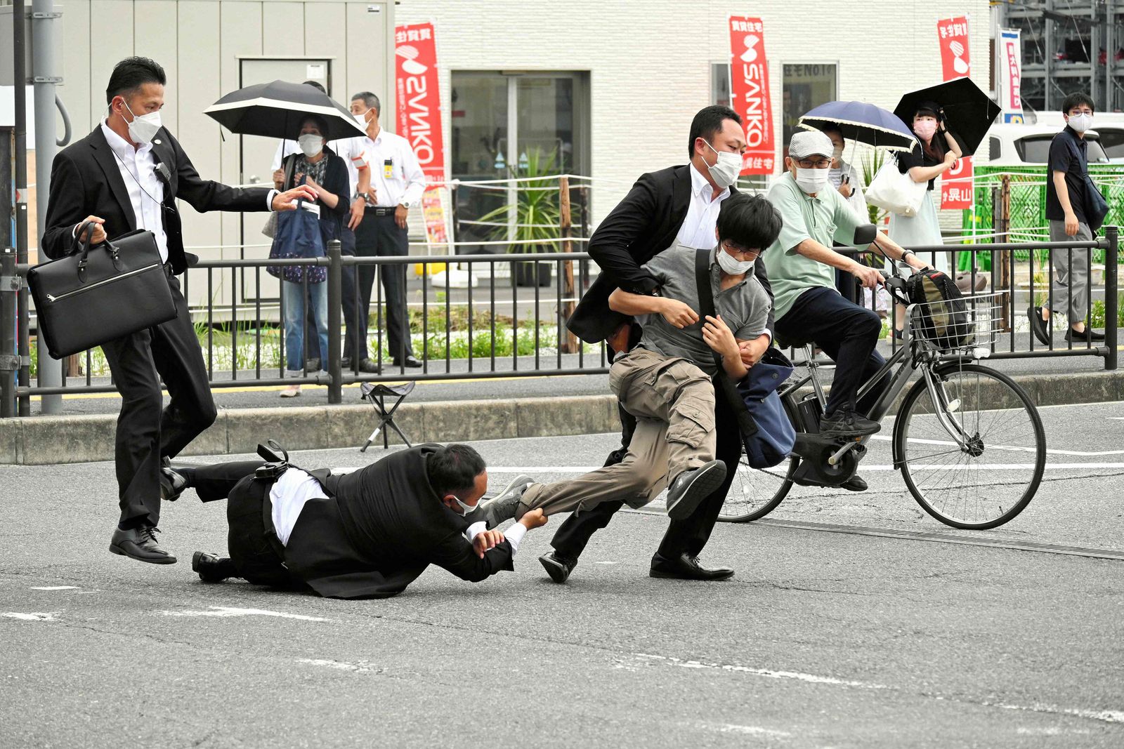 رجال الأمن  يحاولون القبض على مطلق النار على رئيس الوزراء الياباني السابق شينزو آبي - 8 يوليو 2022 - AFP