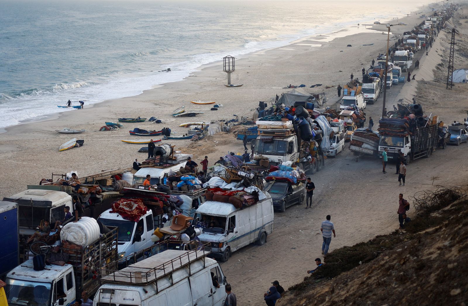 Displaced Palestinians, fleeing northern Gaza due to an Israeli military operation, move southward after Israeli forces ordered residents of Gaza City to evacuate to the south, in the central Gaza Strip, September 19, 2025. REUTERS/Mahmoud Issa