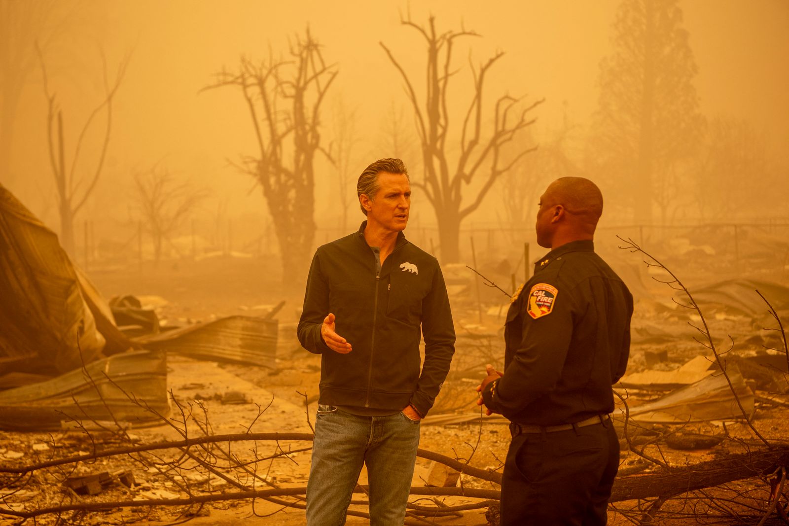 حاكم كاليفورنيا غافن نيوسوم يتفقد الحرائق في بلدة جرينفيل بكاليفورنيا 7 أغسطس 2021 - AFP