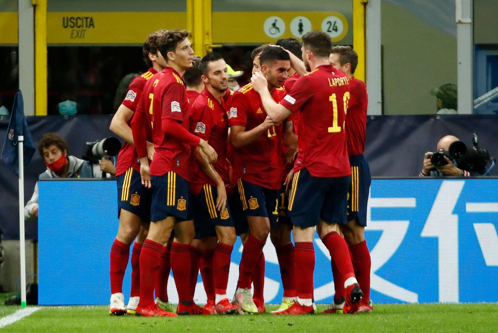 فرحة لاعبي إسبانيا بعد تسجيل الهدف الأول في مرمى إيطاليا - REUTERS
