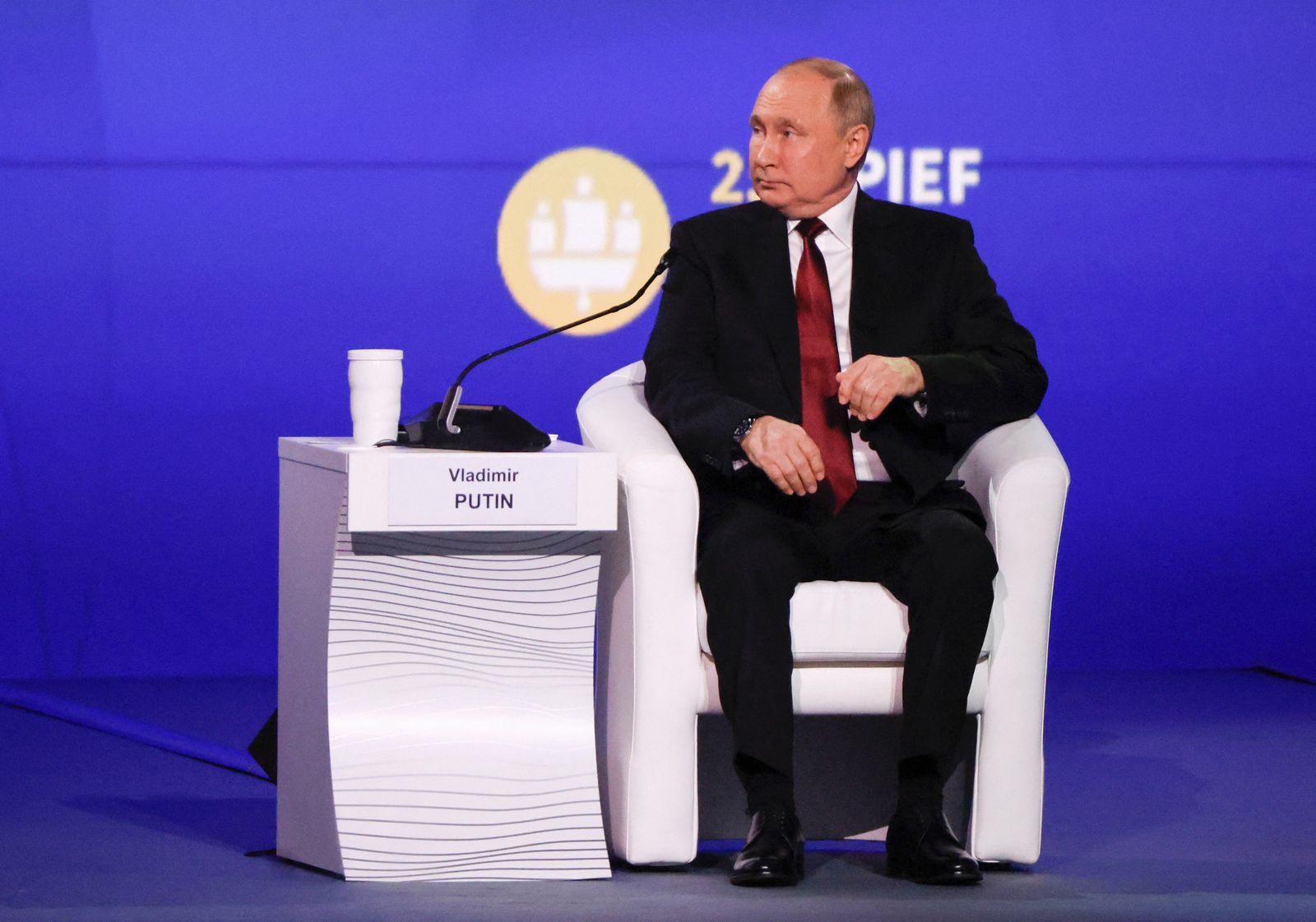 الرئيس الروسي فلاديمير بوتين خلال منتدى سانت بطرسبرغ الاقتصادي الدولي - 17 يونيو 2022 - REUTERS