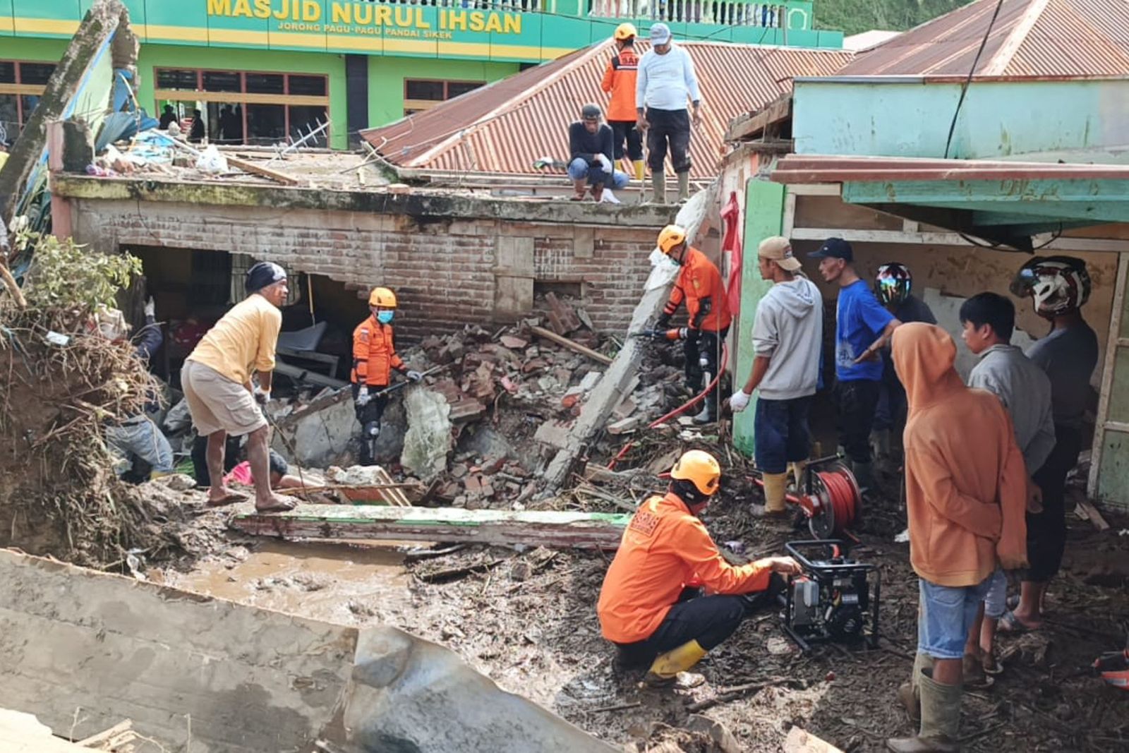 This handout image taken and released by Indonesia's National Search and Rescue Agency (BASARNAS) on May 13, 2024 shows personnel taking part in a search operation in Tanah Datar, West Sumatra. The number of people killed by flash floods and cold lava flow from a volcano in western Indonesia over the weekend has risen to 41 with 17 more missing, a local disaster agency official told AFP on May 13. (Photo by Handout / Indonesia Search and Rescue Agency (BASARNAS) / AFP) / RESTRICTED TO EDITORIAL USE - MANDATORY CREDIT 'AFP PHOTO / Indonesia's National Search and Rescue Agency (BASARNAS)' - NO MARKETING NO ADVERTISING CAMPAIGNS - DISTRIBUTED AS A SERVICE TO CLIENTS