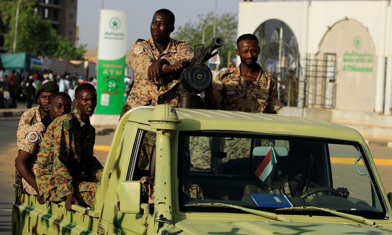 جنود تابعون للجيش السوداني في مركبة عسكرية قرب وزارة الدفاع بالعاصمة الخرطوم- 2 مايو 2019 - REUTERS