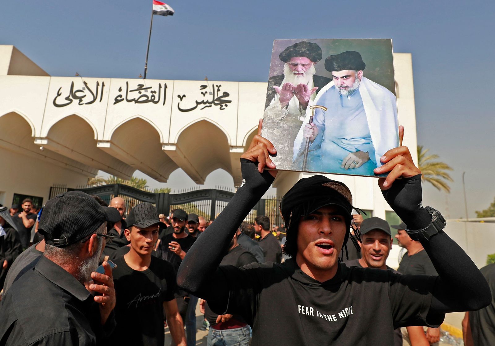 معتصمون غالبيتهم من التيار الصدري يتجمعون أمام مجلس القضاء الأعلى بوسط العاصمة العراقية بغداد. 23 أغسطس 2022 - AFP