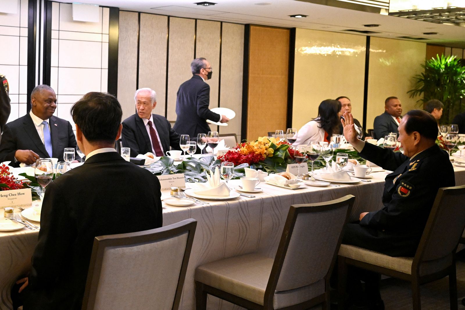 وزير الدفاع الصيني وي فنجي ونظيره الأميركي لويد أوستن، على مأدبة غذاء على هامش 