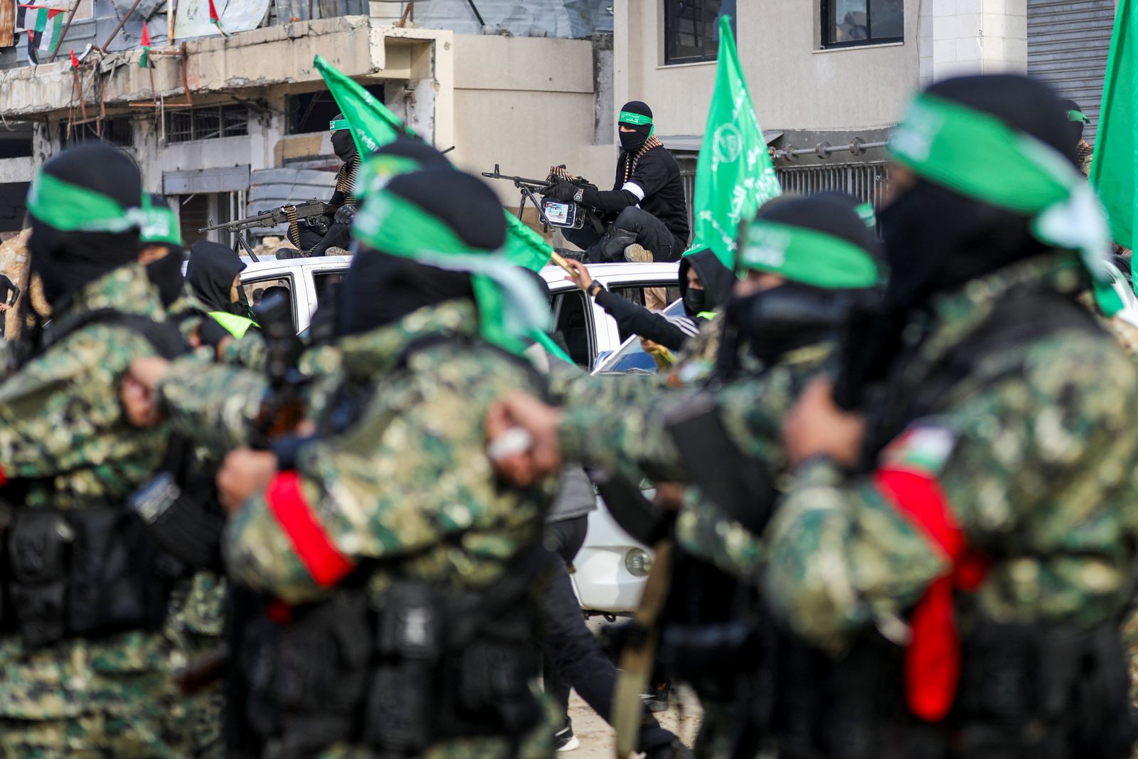 Palestinian Hamas militants keep guard before they hand over hostages who had been held in Gaza since the deadly October 7, 2023 attack, to members of the International Committee of the Red Cross (ICRC) as part of a ceasefire and a hostages-prisoners swap deal between Hamas and Israel, in Gaza City, January 25, 2025. REUTERS/Dawoud Abu Alkas