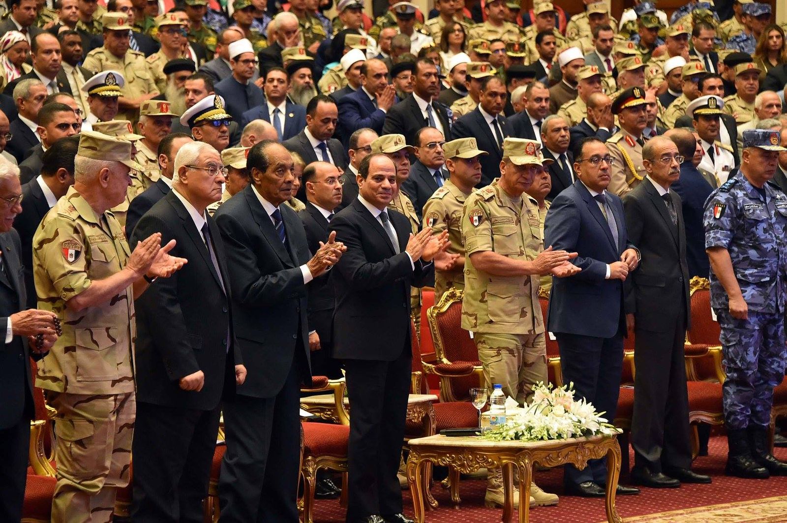 المشير محمد حسين طنطاوي يتوسط الرئيس المصري عبد الفتاح السيسي والرئيس السابق عدلي منصور خلال الاحتفال بذكرى حرب أكتوبر عام 2018.