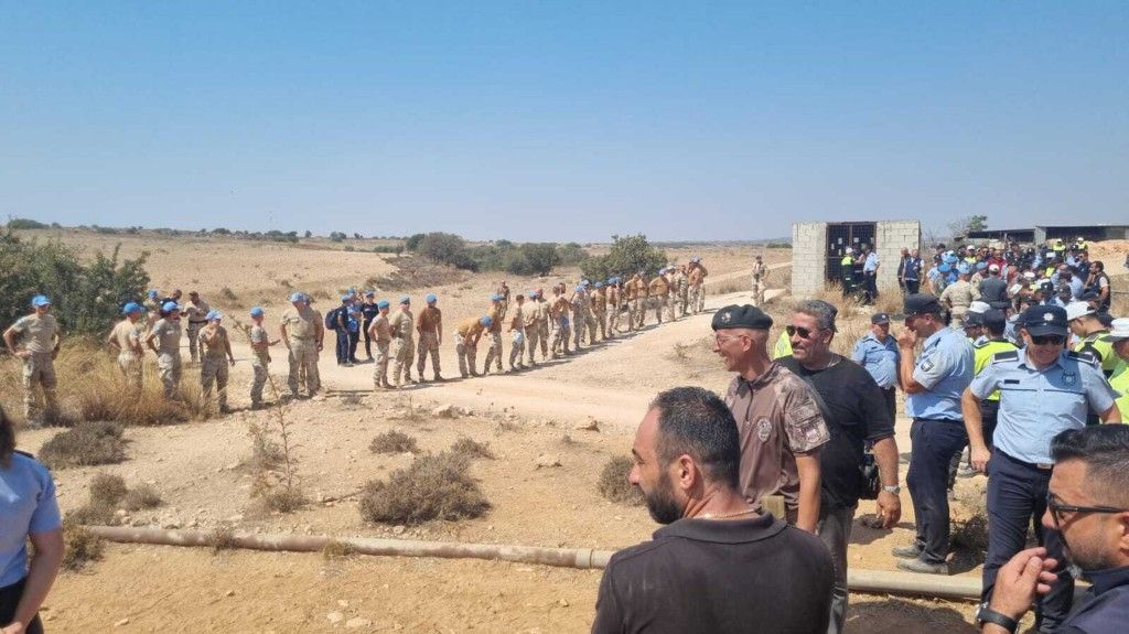 قوات حفظ السلام الأممية تتدخل في قرية بيلا في قبرص لمنع إنشاء مشروع جديد. 18 أغسطس 2023  - AFP