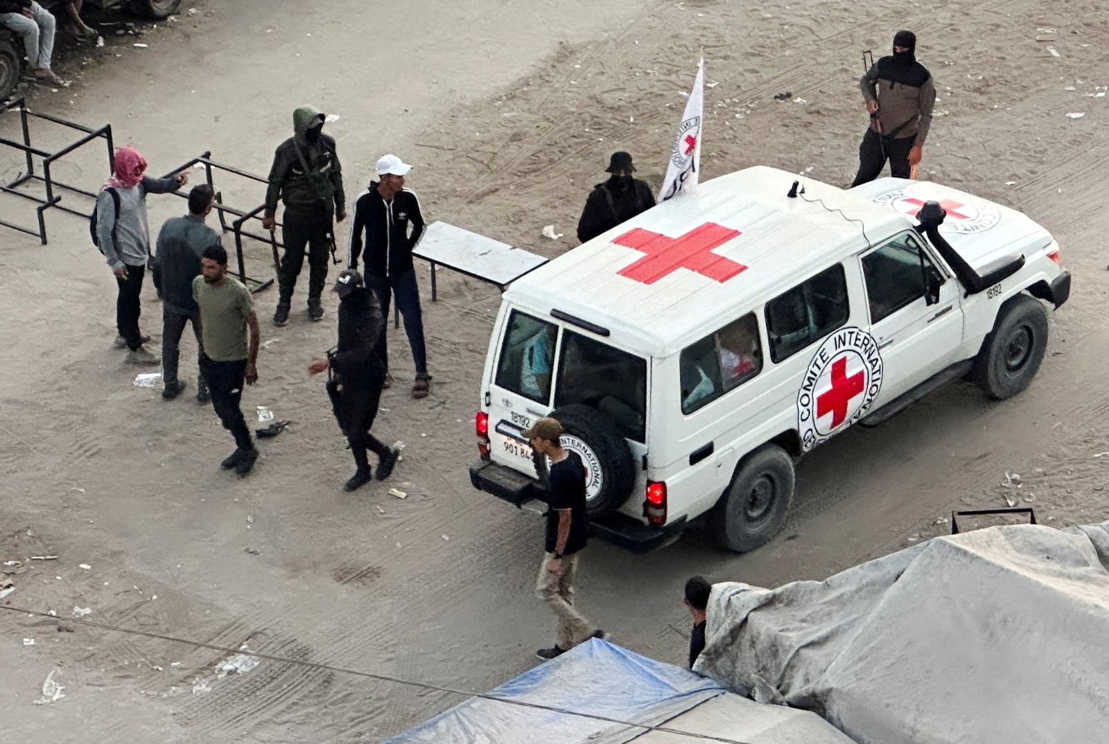 مركبة تابعة للصليب الأحمر قبل عملية إطلاق سراح الرهائن المحتجزين في غزة في مدينة خان يونس جنوب قطاع غزة. 13 أكتوبر 2025