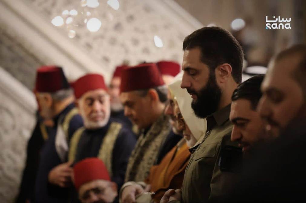 الرئيس السوري أحمد الشرع يؤدى صلاة الفجر في المسجد الأموي الكبير بالعاصمة دمشق، سوريا. 8 ديسمبر 2025