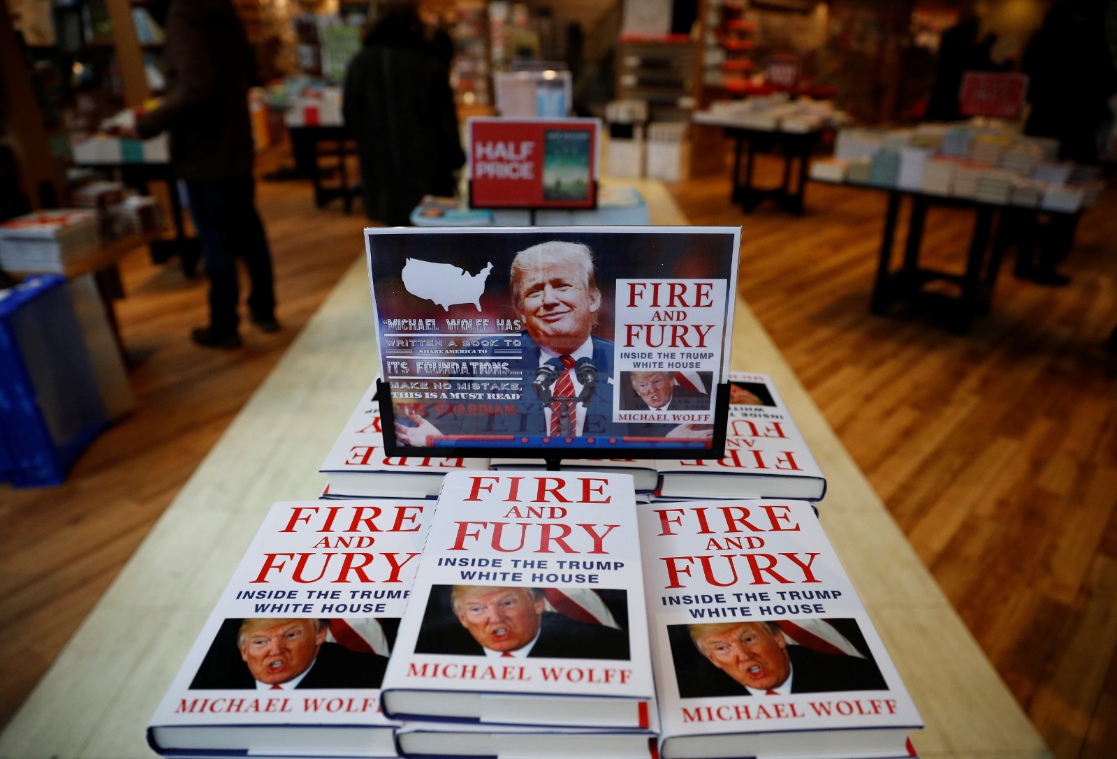 نسخ من كتاب مايكل وولف 