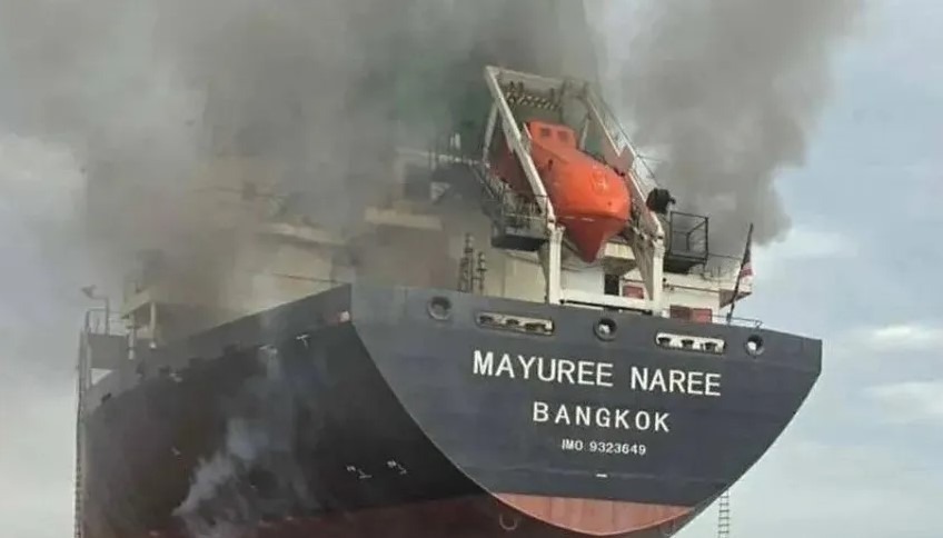 دخان يتصاعد من ناقلة المواد السائبة 'مايوري ناري' بعد إصابتها قرب مضيق هرمز في 11 مارس. (المصدر: بلومبرغ عن البحرية الملكية التايلندية)