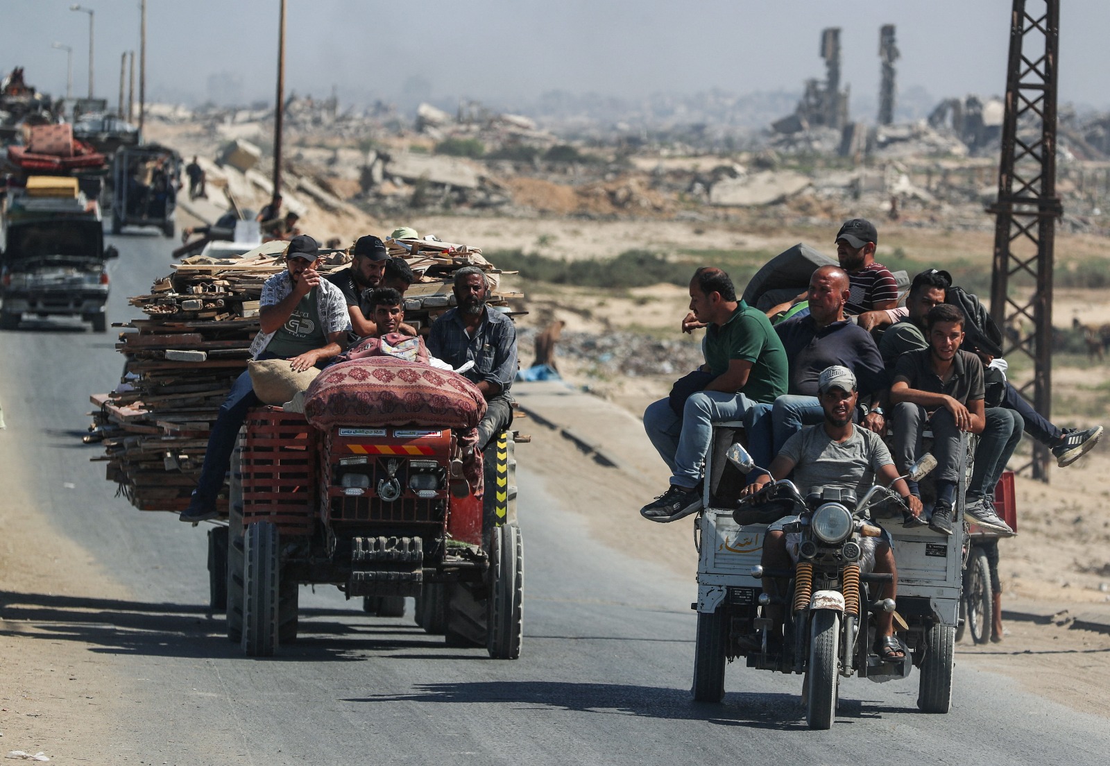 فلسطينيون نازحون من شمال غزة يتجهون جنوباً بعد أن أمرت القوات الإسرائيلية سكان مدينة غزة بالإخلاء إلى الجنوب، في وسط قطاع غزة. 13 سبتمبر 2025