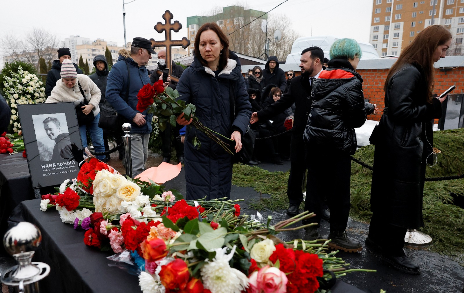 مواطنون روس يحضرون مراسم تأبلين زعيم المعارضة أليكسي نافالني الذي توفي بشكل مفاجئ في أحد سجون البلاد. 1 مارس 2024