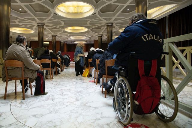 25 مشرداً تلقوا الجرعة الأولى للقاح كورونا في قاعة بول السادس - via REUTERS