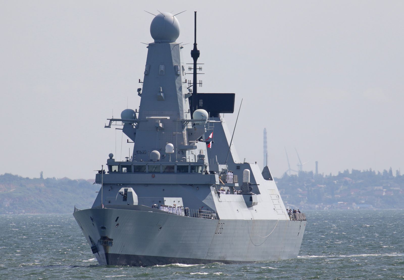 المدمرة البحرية الملكية البريطانية من نوع '45 HMS Defender' تصل إلى ميناء أوديسا على البحر الأسود، أوكرانيا - 18 يونيو 2021