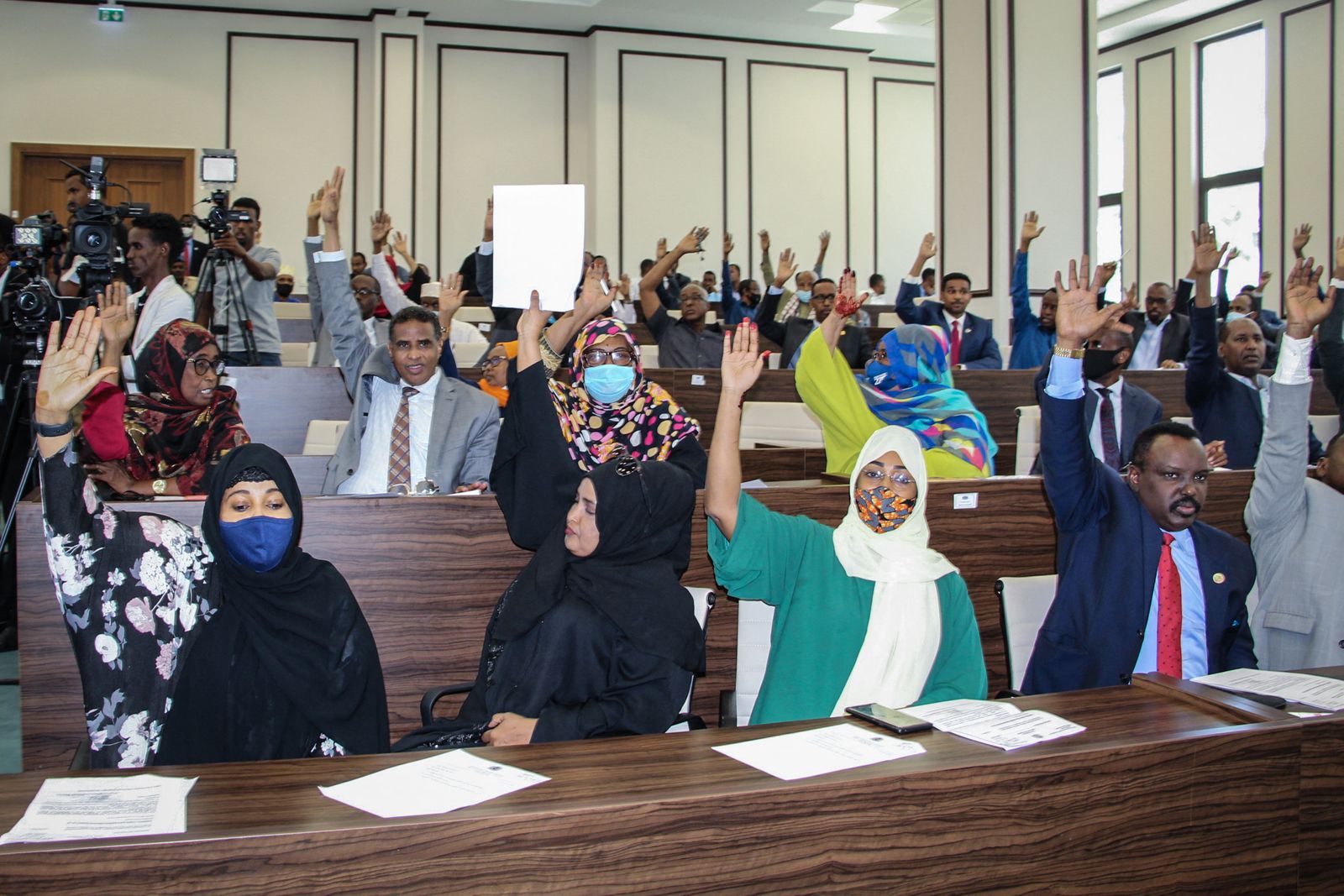 أعضاء في البرلمان الصومالي خلال التصويت على التراجع عن القرار السابق بتمديد فترة الرئيس محمد فرماجو عامين إضافيين 1 مايو 2021 - AFP