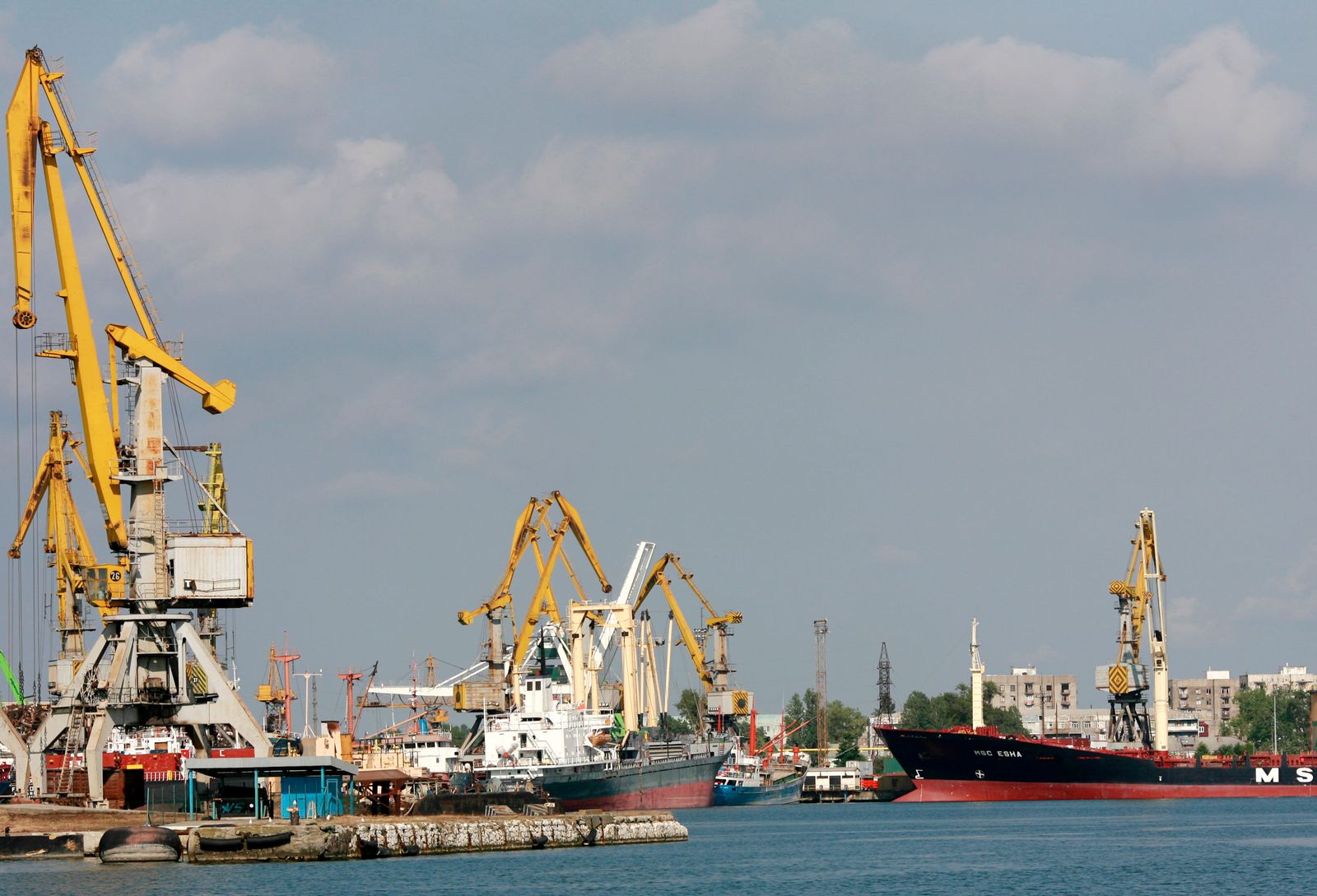 سفن تجارية ترسو في ميناء بوتي على البحر الأسود في جورجيا - 2008  - REUTERS