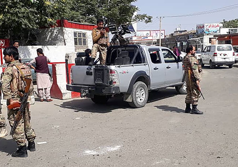 نقطة أمنية تابعة للشرطة الأفغانية عند بوابة مدخل مطار كابول - REUTERS