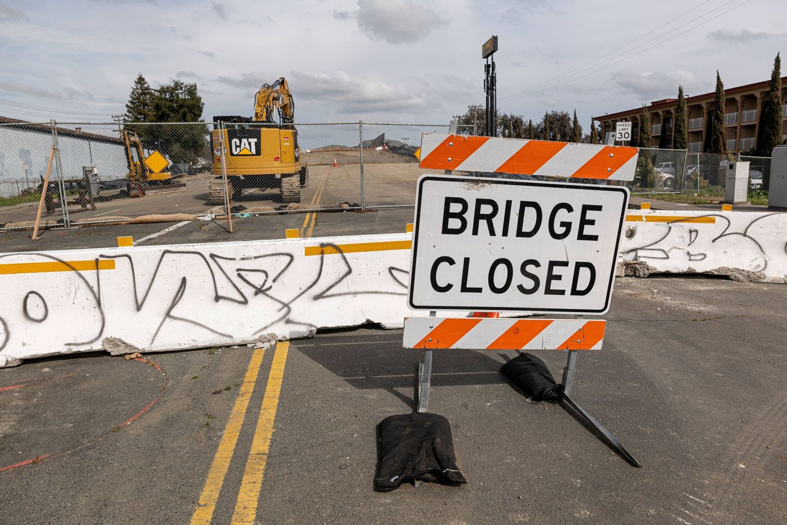 إغلاق جسر خلال إصلاحه في كاليفورنيا - 17 مارس 2021 - Bloomberg