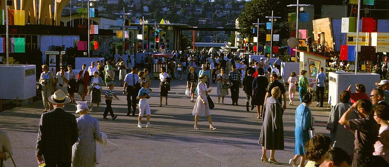 جانب من الحضور في معرض إكسبو سياتل باالولايات المتحدة الأميركية عام 1962 - bie-paris.org