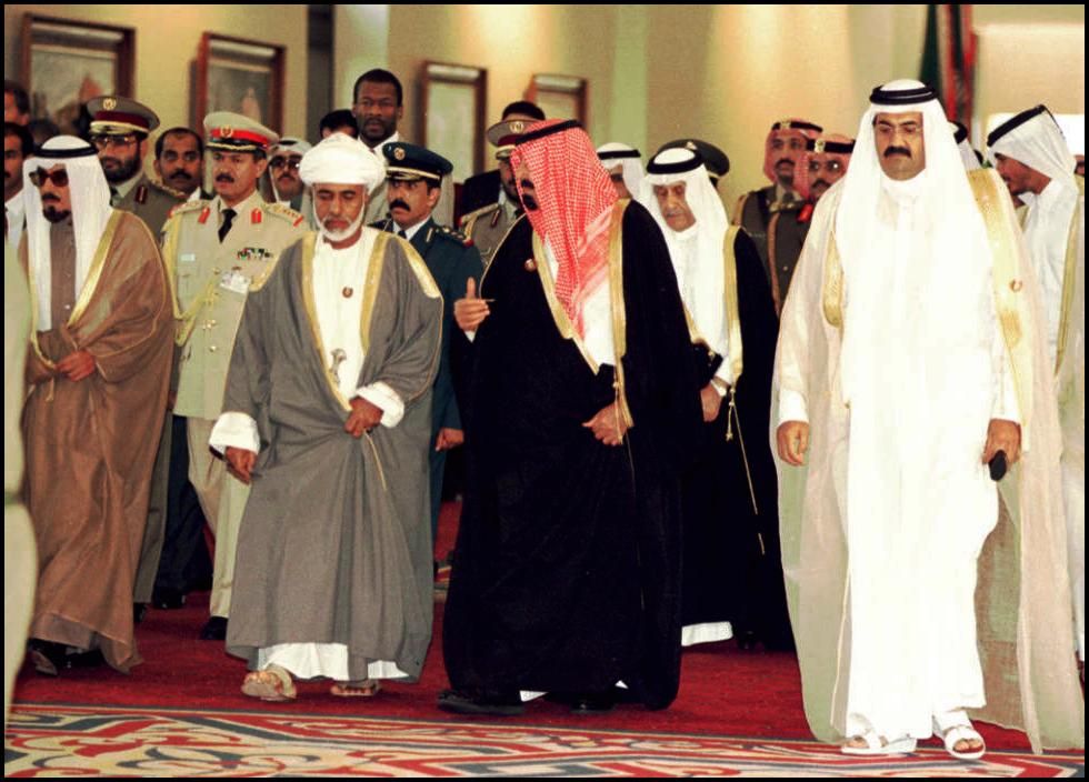 الشيخ حمد بن خليفة آل ثاني أمير قطر السابق (إلى اليمين) وولي العهد السعودي آنذاك الأمير عبد الله بن عبد العزيز، وسلطان عمان الراحل قابوس، وأمير الكويت الراحل الشيخ جابر الأحمد الصباح، الدوحة، ديسمبر 1996  - AFP