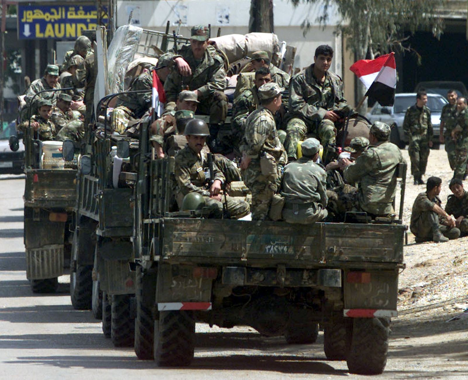 جنود سوريون في شاحنات عسكرية في منطقة جبل لبنان- 14 أبريل 2001 - REUTERS