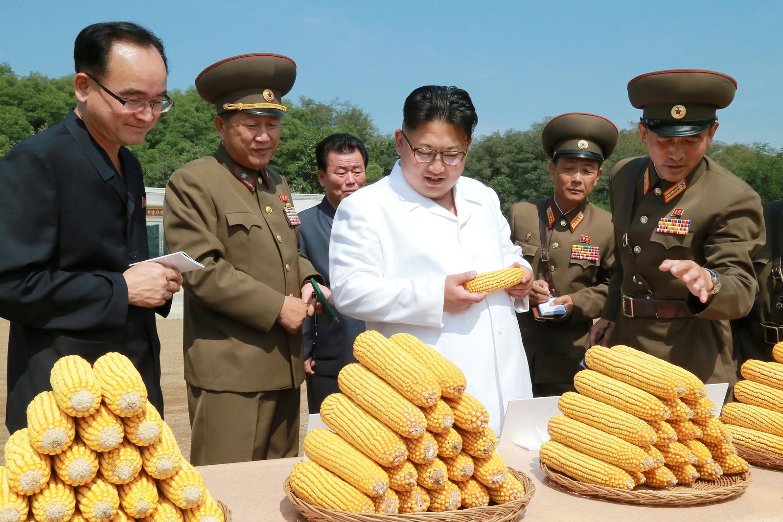 الزعيم الكوري الشمالي كيم جونغ أون أثناء زيارته مزرعة - 13 سبتمبر 2016 - REUTERS