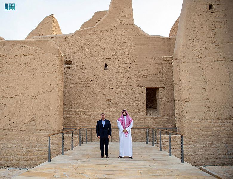 الرئيس المصري عبدالفتاح السيسي وولي العهد السعودي محمد بن سلمان في حي الطريف التاريخي بالدرعية في الرياض. 8 مارس 2022 - واس