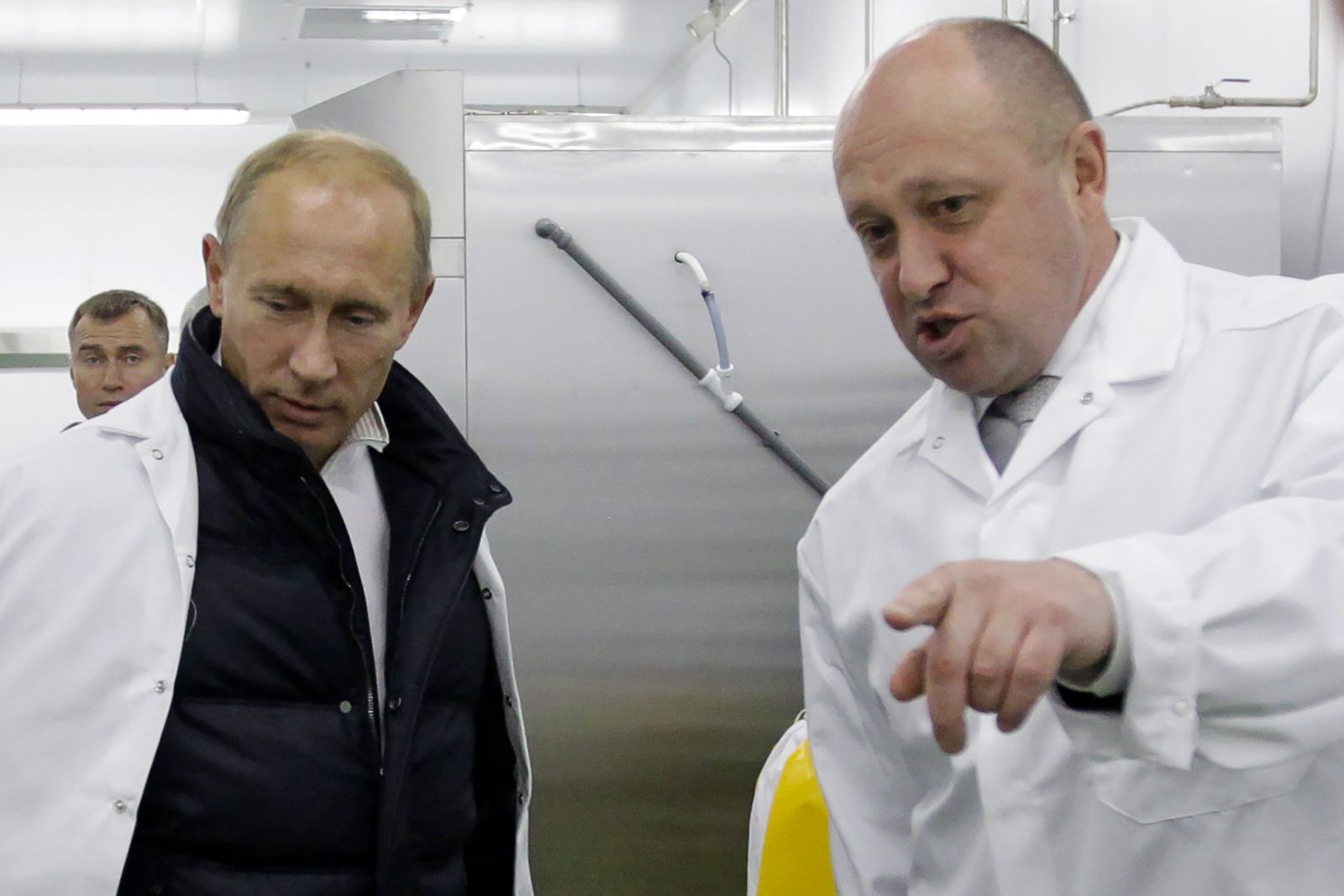  يفجيني بريجوجين يطلع فلاديمير بوتين، الذي كان آنذاك رئيساً للوزراء على أحد مطاعمه في سانت بطرسبرغ. 20 سبتمبر 2010 - AFP